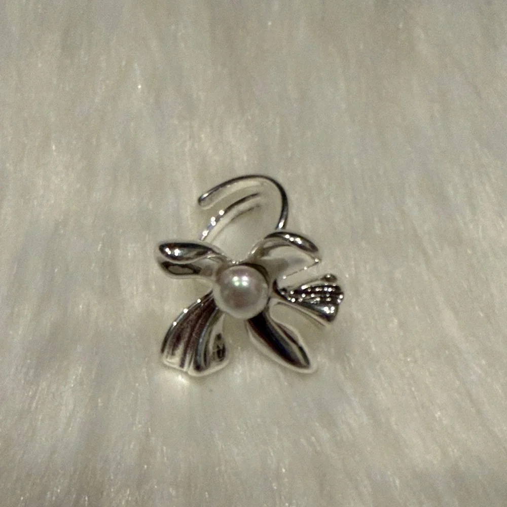 925 sterling Silver Floral Ring with freshwater Pearl Detail